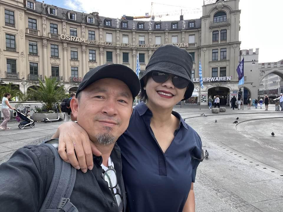 Nhạc sĩ Quốc Trung bên vợ mới. Được biết, nam nhạc sĩ và nửa kia đã bắt đầu xây dựng hạnh phúc gia đình từ năm 2015. Doanh nhân Lê Hương Lan cũng có mối quan hệ rất thân thiết, được lòng các con riêng của chồng. Không chỉ vậy, nữ doanh nhân cũng có mối quan hệ tốt đẹp với diva Thanh Lam.