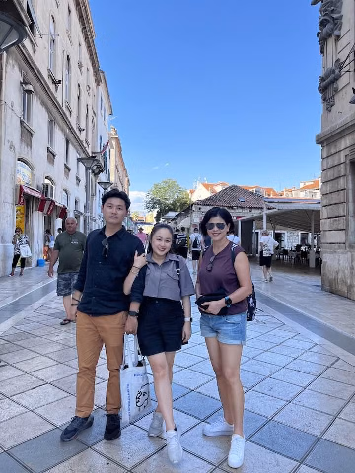 Doanh nhân Lê Hương Lan rất được lòng con riêng của chồng. Trong ảnh là con gái và con rể của Thanh Lam - Quốc Trung.