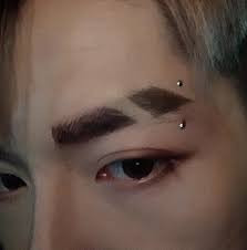 Còn nếu lông mày bị đứt đoạn thì người đó rất ích kỷ, thực dụng, dễ kết thù oán vì tiền bạc. Theo nhân tướng học, những người có kiểu lông mày này khi kết giao với người khác thường tính toán hơn thiệt.