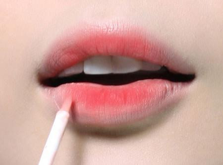 Môi trên nhọn là tướng người vong ơn bội nghĩa, có thể là người vô duyên nữa, đây được cho là người ích kỷ và xấu tính đến cùng cực. Lời họ nói ra không biết đâu là thật hay giả, toàn lời khó tin, hay phóng đại, thích chửi và cáu gắt.