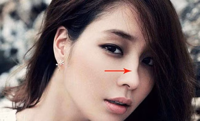 Ngay cả trong cách nói chuyện, họ cũng nói không rõ ràng, thiếu chính kiến. Vì vậy mà họ không được nhiều người yêu mến, tin tưởng, con đường sự nghiệp cũng chẳng phất lên được. Phụ nữ có tướng mũi này đỡ gian xảo hơn đàn ông nhưng lại có đường hôn nhân trắc trở, lận đận, hay bị lừa tình.