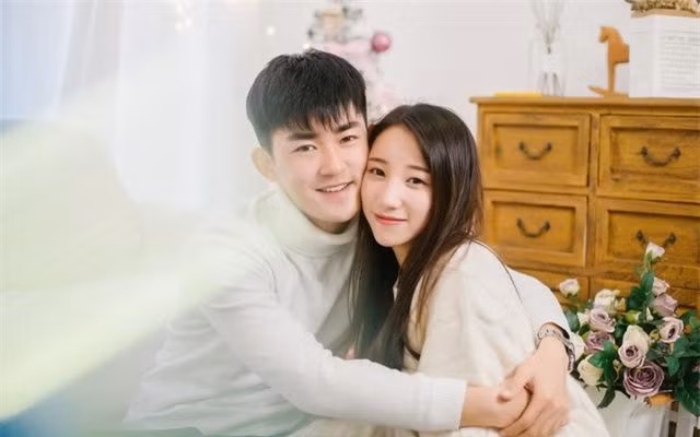 Ngay an hoi say ruou tim cho ngu, toi rung roi nhin canh nay