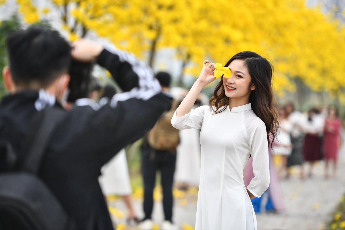 Lê Thuý Hằng (quận Đống Đa) thuê hẳn "phó nháy" riêng để có những bức ảnh kỷ niệm cùng tà áo dài trắng.