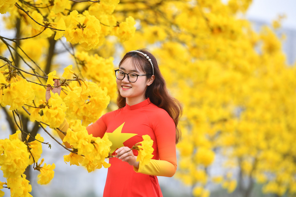 "Năm ngoái, tôi cùng gia đình phải lên tận Bắc Giang để được chụp ảnh với hoa phong linh. Giờ ngay gần nhà có địa điểm chụp ảnh lý tưởng nên tranh thủ tới đây giữa lúc hoa nở rộ", Nguyễn Thị Chi (quận Hà Đông) cho biết.
