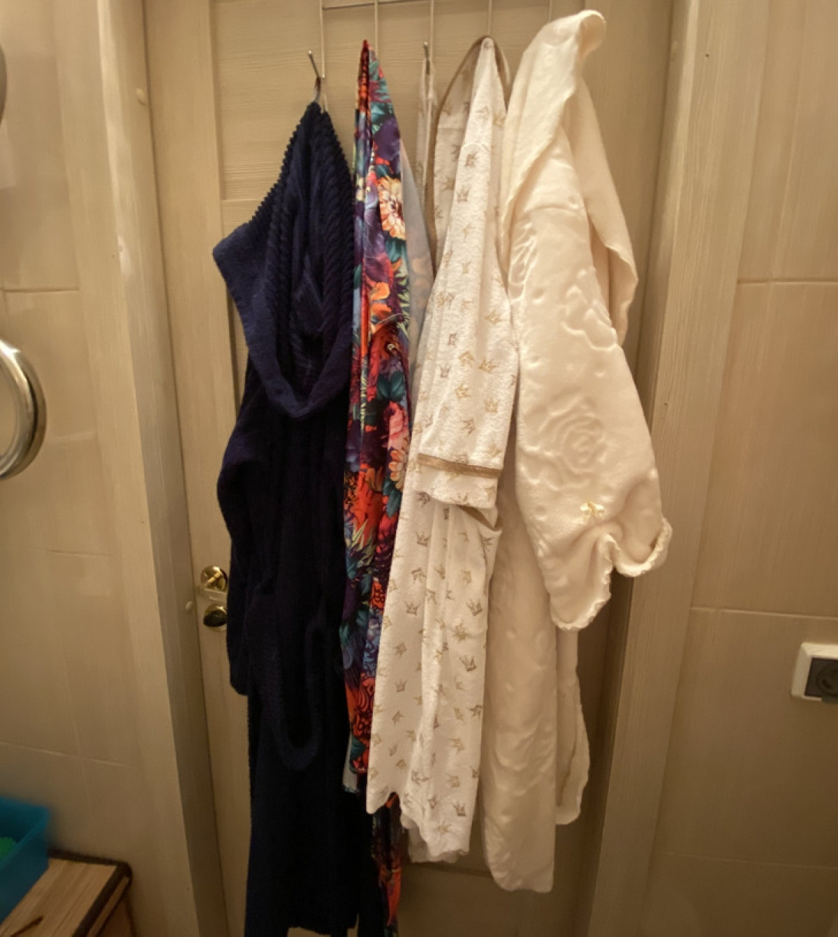 Những thứ khiến phòng tắm trông bừa bộn ảnh 5