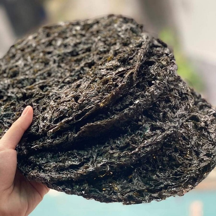 Hoặc phơi thành bánh nhỏ, bán với giá từ 650 nghìn đồng đến cả triệu đồng/kg.