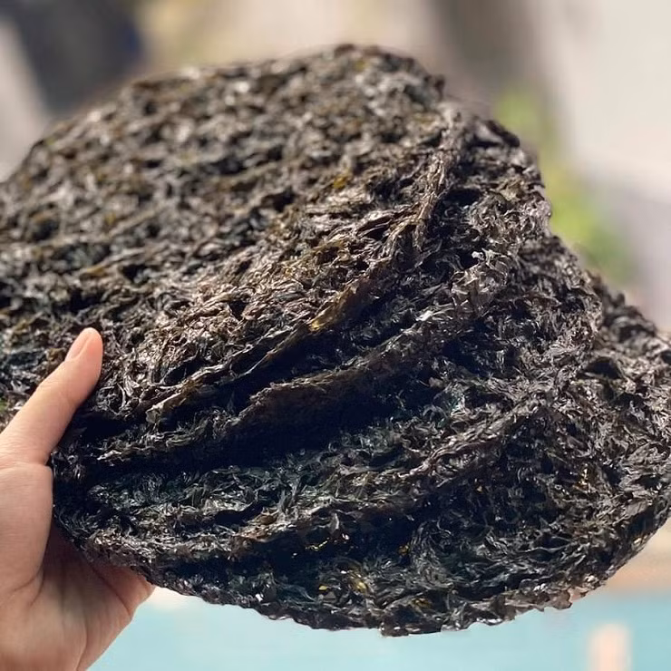 Hoặc phơi thành bánh nhỏ, bán với giá từ 650 nghìn đồng đến cả triệu đồng/kg.