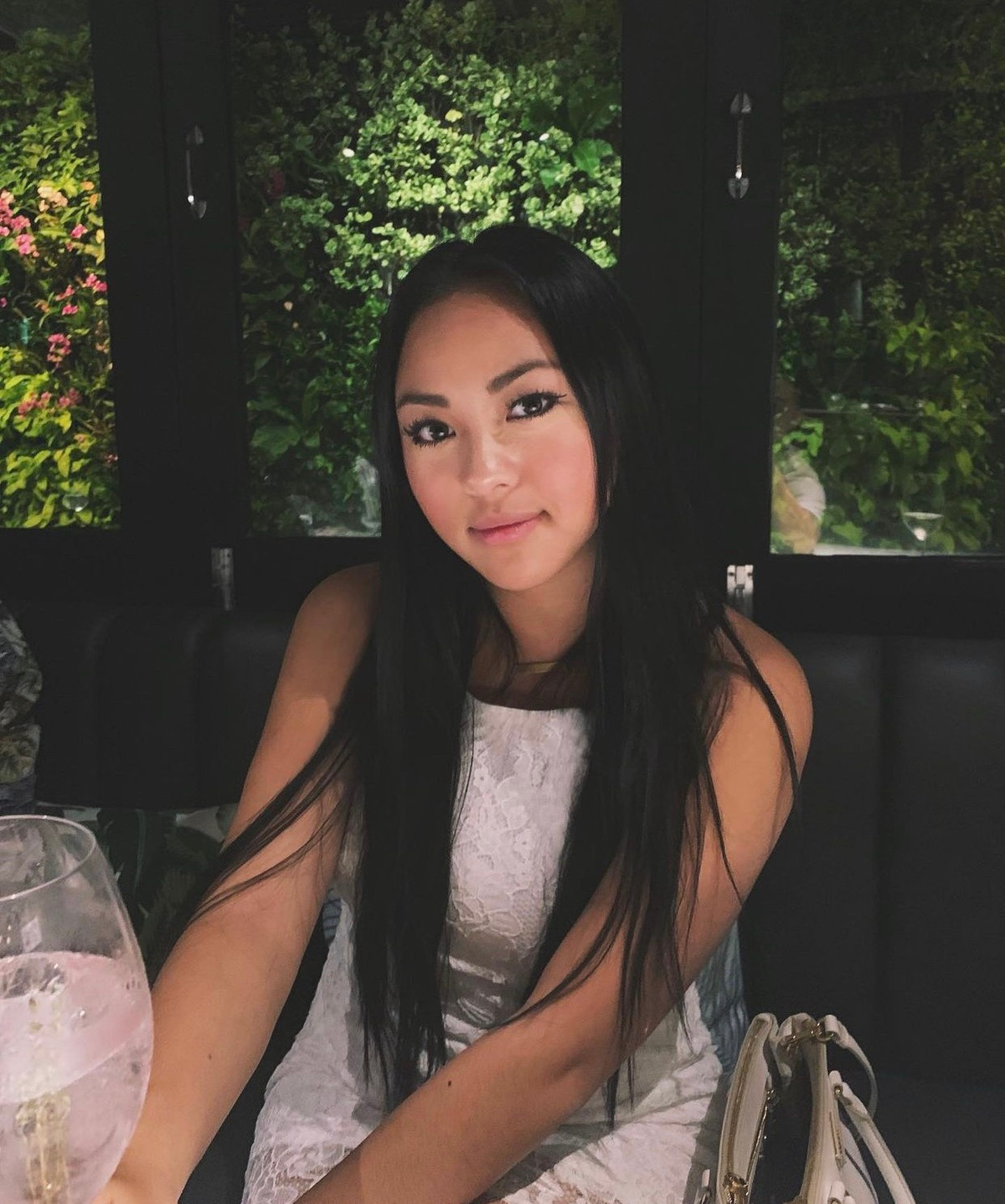 Belle Widdows sinh năm 1997 và là người Singapore gốc Hoa. Năm 2019, cô nàng hoàn thành chương trình học Quản trị kinh doanh toàn cầu tại trường đại học Boston (Mỹ).