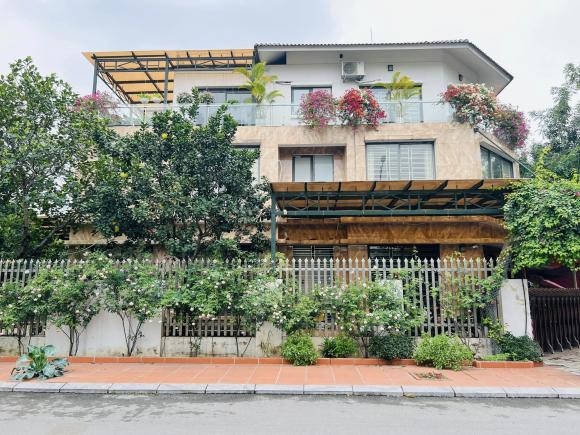 Mẹ đảm Hà Nội trồng 20 cây hoa hồng cổ quanh biệt thự - Hình 2 Me dam Ha Noi trong 20 cay hoa hong co quanh biet thu-Hinh-2