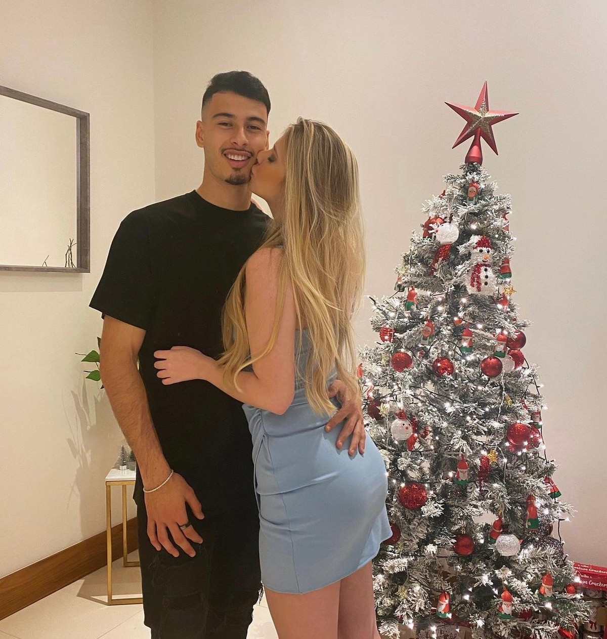 Đứng sau thành công của tiền đạo người Brazil phải kể đến bóng hồng nóng bỏng Isabella Rousso, khi sự xuất hiện của cô nàng dần thay đổi phong độ của Martinelli.