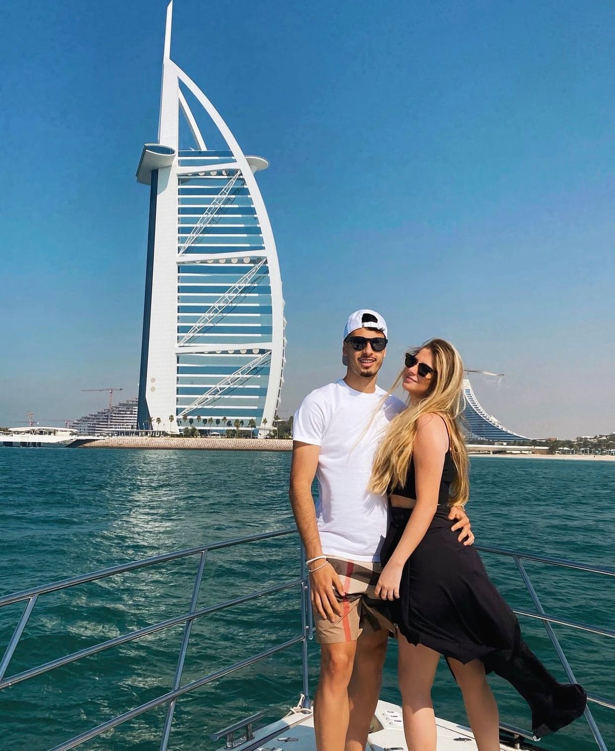 May mắn thay, đầu năm 2021, Martinelli và Isabella gặp gỡ và nhanh chóng nảy sinh tình cảm rồi chính thức hẹn hò. Từ đây, phong độ của chân sút người Brazil cũng ngày càng ổn định.