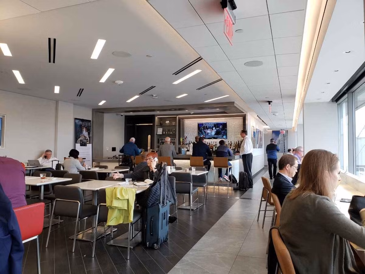 Gioi nha giau khong con thong tri phong cho san bay-Hinh-3