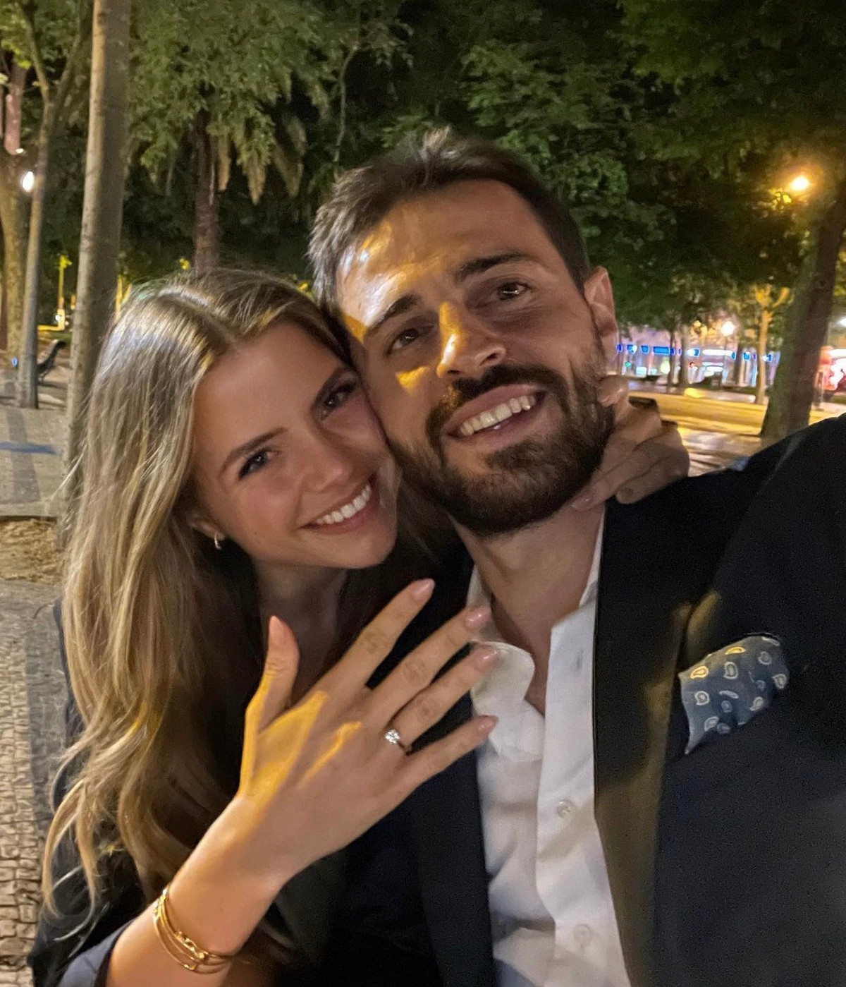 Hồi tháng 5 năm nay, Ines hạnh phúc khoe chiếc nhẫn đính hôn khi ôm Silva và viết trên Instagram: “Forever YES. My endless love." (Mãi mãi đồng ý. Tình yêu bất tận của em).