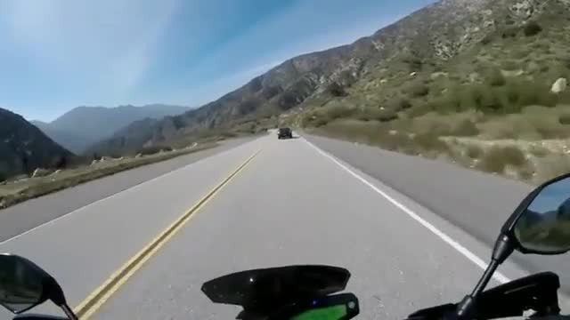 Vào cua tốc độ cao, BMW đâm bay xe phân khối lớn Vao cua toc do cao, BMW dam bay xe phan khoi lon