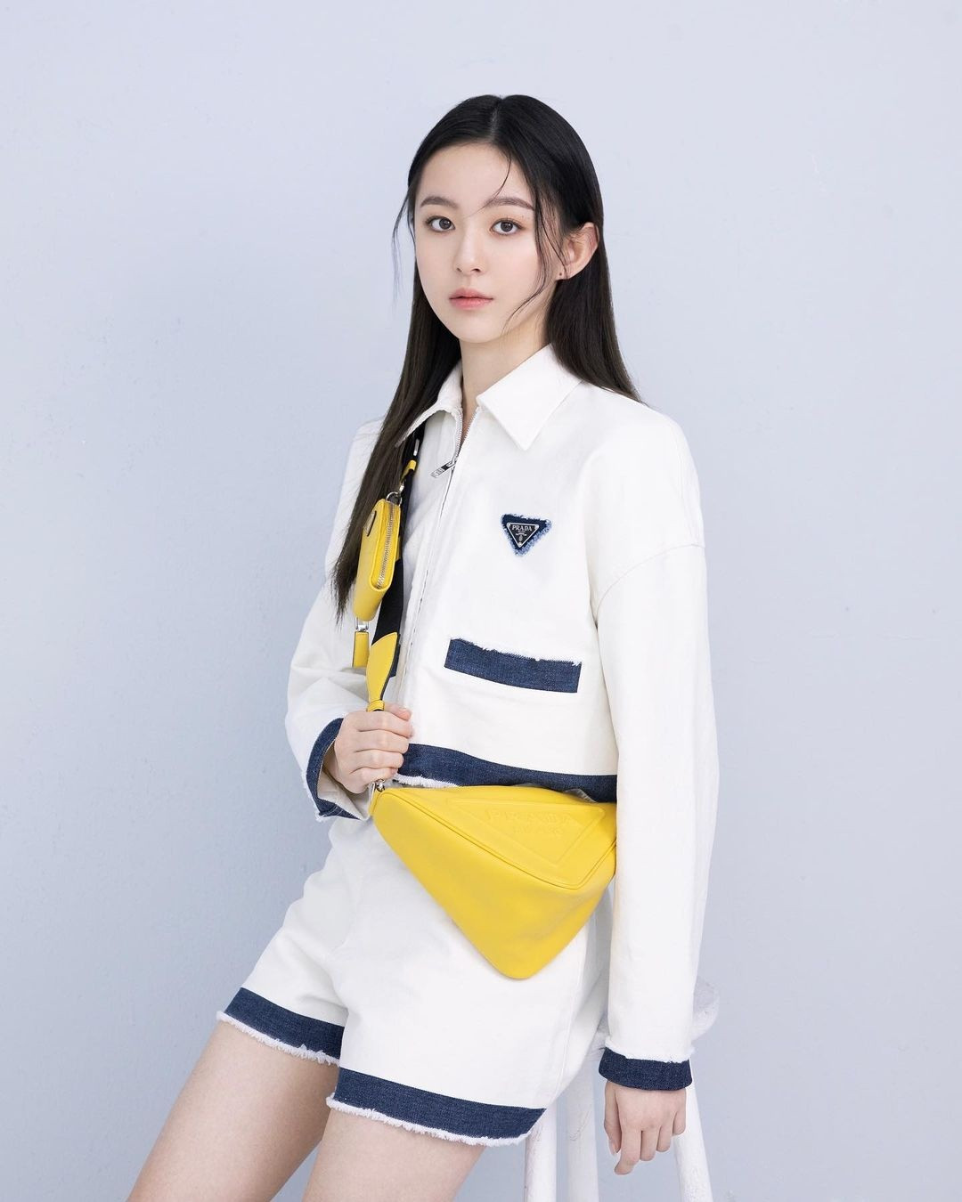 Dù chỉ cao 1,55 m, Park Ji Hoo vẫn trở thành lựa chọn của nhiều thương hiệu thời trang, mỹ phẩm và nhãn hàng nổi tiếng. Cô có gương mặt đẹp, ngũ quan hài hòa và nụ cười rạng rỡ.