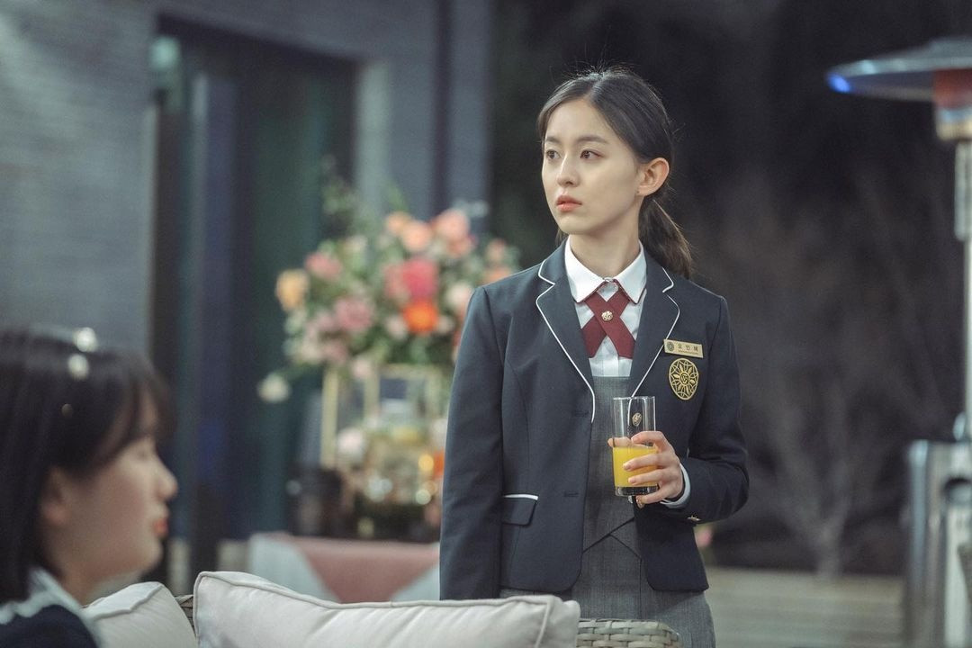 Em út Oh In Hye là người duy nhất trong gia đình có thiên hướng về nghệ thuật. Cô bé theo đuổi ngành hội họa tại một trường nghệ thuật danh giá ở Hàn Quốc. Chứng kiến cảnh người mẹ lấy cắp tiền, bỏ bê con cái, hai chị gái vật lộn trong cuộc sống khó khăn, In Hye luôn mang trong mình mặc cảm về sự nghèo hèn. Cô tìm cách thoát khỏi căn nhà chật chội bằng cách kết thân với một người bạn con nhà quý tộc trong lớp.