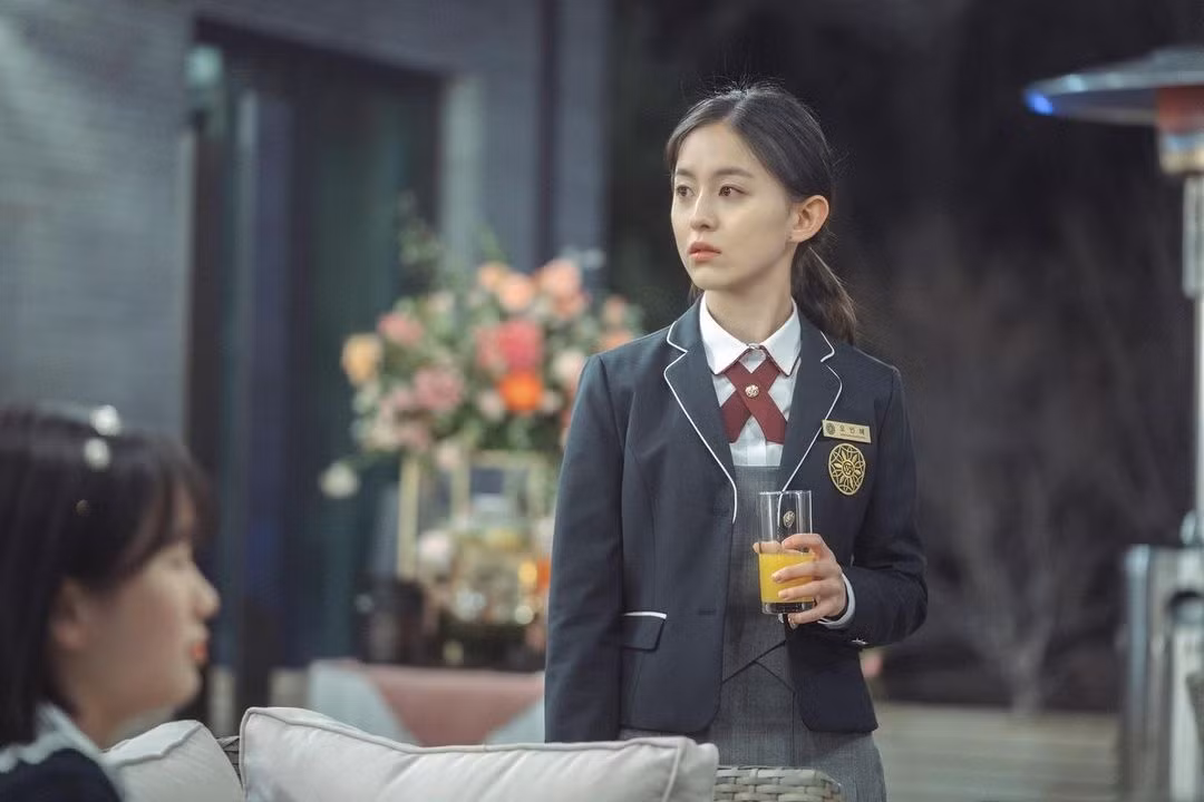 Em út Oh In Hye là người duy nhất trong gia đình có thiên hướng về nghệ thuật. Cô bé theo đuổi ngành hội họa tại một trường nghệ thuật danh giá ở Hàn Quốc. Chứng kiến cảnh người mẹ lấy cắp tiền, bỏ bê con cái, hai chị gái vật lộn trong cuộc sống khó khăn, In Hye luôn mang trong mình mặc cảm về sự nghèo hèn. Cô tìm cách thoát khỏi căn nhà chật chội bằng cách kết thân với một người bạn con nhà quý tộc trong lớp.