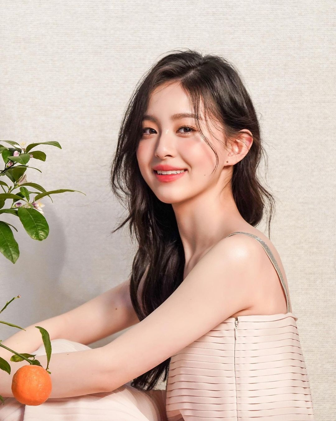 Hiện tại, trang cá nhân của nữ diễn viên thu hút trên 4 triệu lượt theo dõi. Park Ji Hoo cũng được đánh giá cao với gu ăn mặc hiện đại, gợi cảm. Theo Soompi, ngôi sao Little Women đang lọt vào mắt xanh của nhiều đạo diễn có tiếng. Cô được công chúng xứ củ sâm kỳ vọng là ngọc nữ mới của phim ảnh Hàn Quốc.