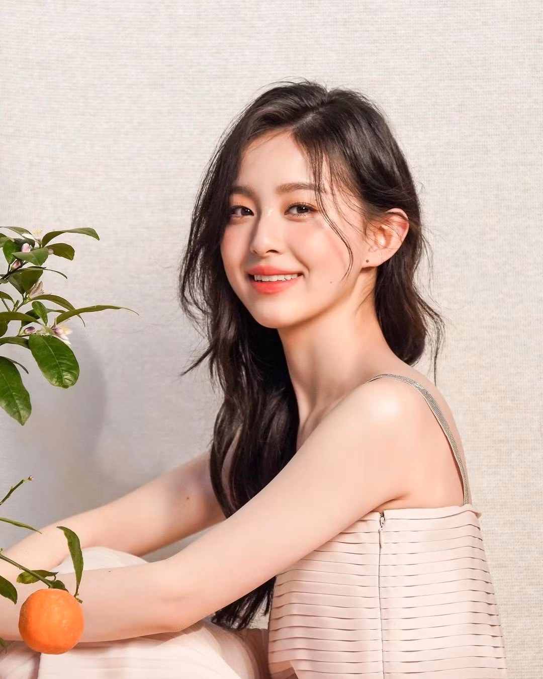 Hiện tại, trang cá nhân của nữ diễn viên thu hút trên 4 triệu lượt theo dõi. Park Ji Hoo cũng được đánh giá cao với gu ăn mặc hiện đại, gợi cảm. Theo Soompi, ngôi sao Little Women đang lọt vào mắt xanh của nhiều đạo diễn có tiếng. Cô được công chúng xứ củ sâm kỳ vọng là ngọc nữ mới của phim ảnh Hàn Quốc.