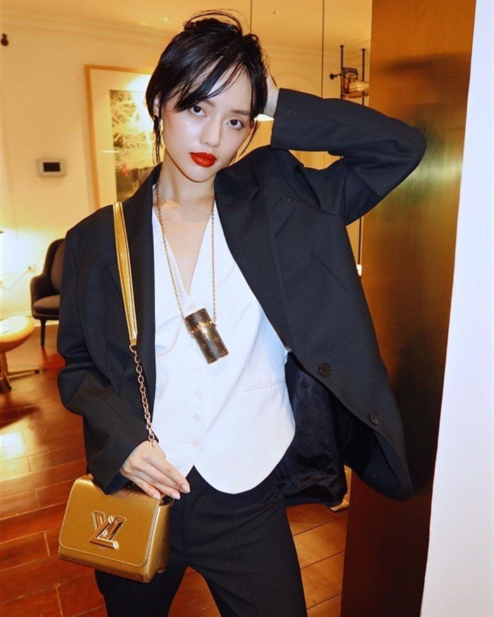 Khánh Linh yêu thích những mẫu túi bé bé xinh xinh. Mẫu túi này chỉ đựng vừa một thỏi son nhưng trị giá lên đến 32 triệu đồng. Trên thực tế, trào lưu túi xách mini đã bùng nổ khoảng 3 năm qua. Ngoài Hoàng Thùy Linh, Ngọc Trinh hay Khánh Linh thì vẫn còn rất nhiều mỹ nhân Việt khác ưa chuộng mẫu túi này, trong đó có Thanh Hằng, H'Hen Niê, Hari Won...