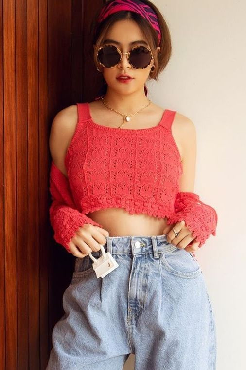 Hoàng Thùy Linh mix chiếc túi bé tí tẹo với set đồ lấy cảm hứng từ trái sầu riêng đầy ấn tượng. Kiểu túi có kích thước bé tí tẹo được cho là chỉ đựng vừa thỏi son nhưng lại được Hoàng Thùy Linh đặc biệt ưu ái. Chiếc túi với kích thước siêu bé, ngay cả việc luồn ngón tay vào quai túi cũng gặp không ít khó khăn.