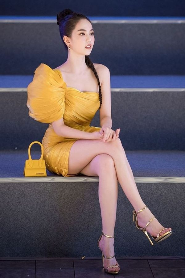 Cô nàng từng gây chú ý khi đi dự sự kiện với chiếc túi tông vàng, cùng màu với trang phục và giày cao gót.