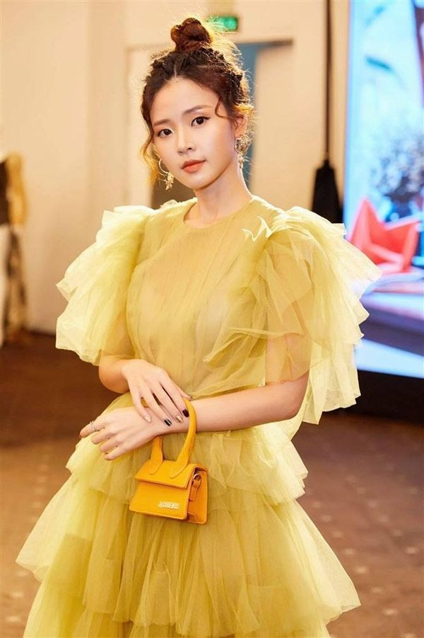 Midu từng lên đồ đi sự kiện với mẫu túi mini có giá 522 USD (khoảng 13 triệu đồng).