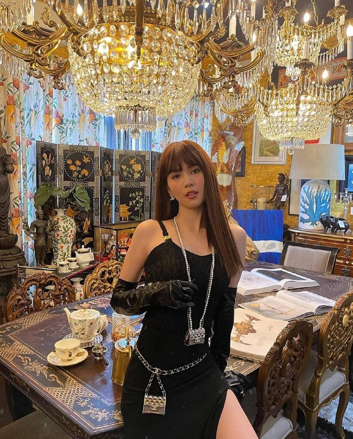 br/> Ngọc Trinh: Đam mê của Ngọc Trinh đối với hàng hiệu lớn nhường nào có lẽ mọi người đều đã biết. Cô sở hữu hai chiếc túi bé xíu xiu, thuộc cùng bộ sưu tập nhưng giá mua mỗi mẫu lên đến gần 60 triệu đồng. 