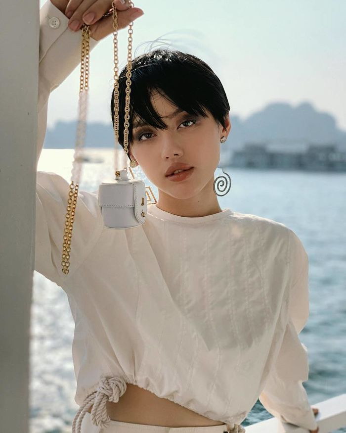 Khánh Linh: Là một fashionista nổi tiếng của Vbiz, Khánh Linh có bộ sưu tập túi xách cực khủng, liên tục cập nhật những mẫu mã mới nhất từ các thương hiệu đình đám. Chiếc túi mini hình trụ chỉ để vừa thỏi son nhưng Khánh Linh phải tốn một khoản lên đến hơn 6 triệu đồng.