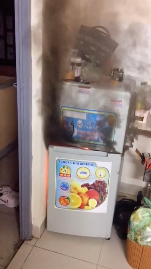 Suyt chet vi tu lanh boc chay, co gai bi chi trich vi dieu nay