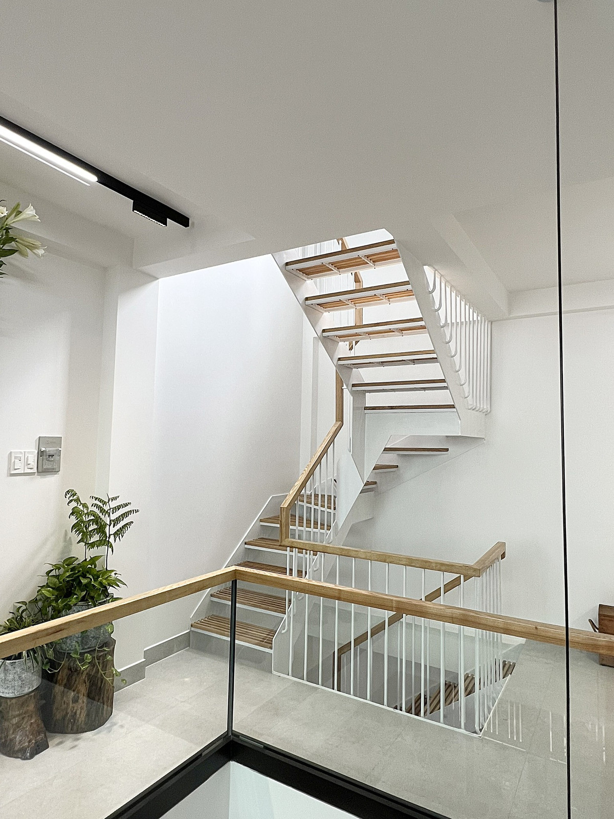 Mặt bậc cầu thang anh cũng làm bằng lam gỗ để lấy tối đa ánh sáng xuống dưới tầng lửng, tầng trệt. Kết quả sau khi hoàn thiện, từ trên xuống dưới, phòng nào cũng thoáng đãng, ngập ánh sáng.