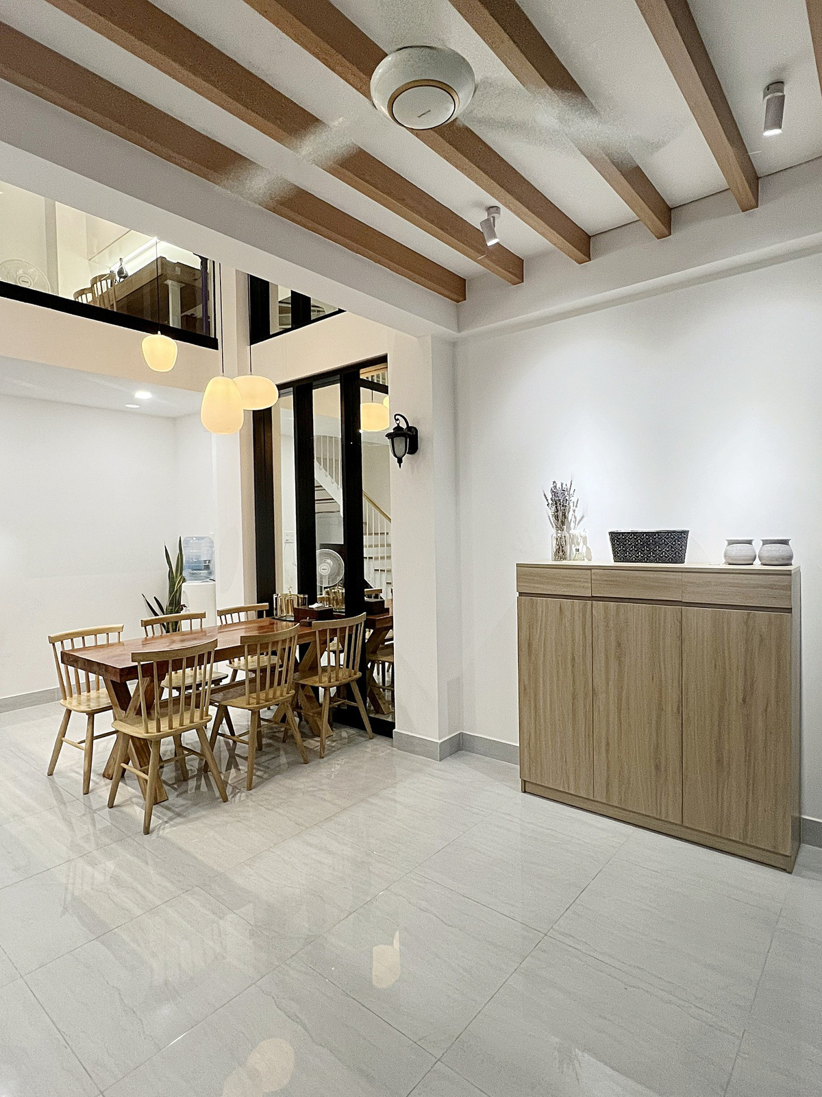 Anh theo sát từ lúc xây thô, đi điện, nước anh cũng tham gia cùng làm. Mọi đồ nội thất như: Tủ, bàn ghế, đồ trang trí… anh tự mày mò làm, bởi anh sợ đặt làm không đúng ý lại tốn chi phí hơn.