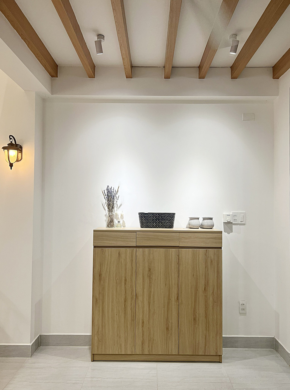 Tầng trệt là nơi để xe, bếp, bàn ăn.