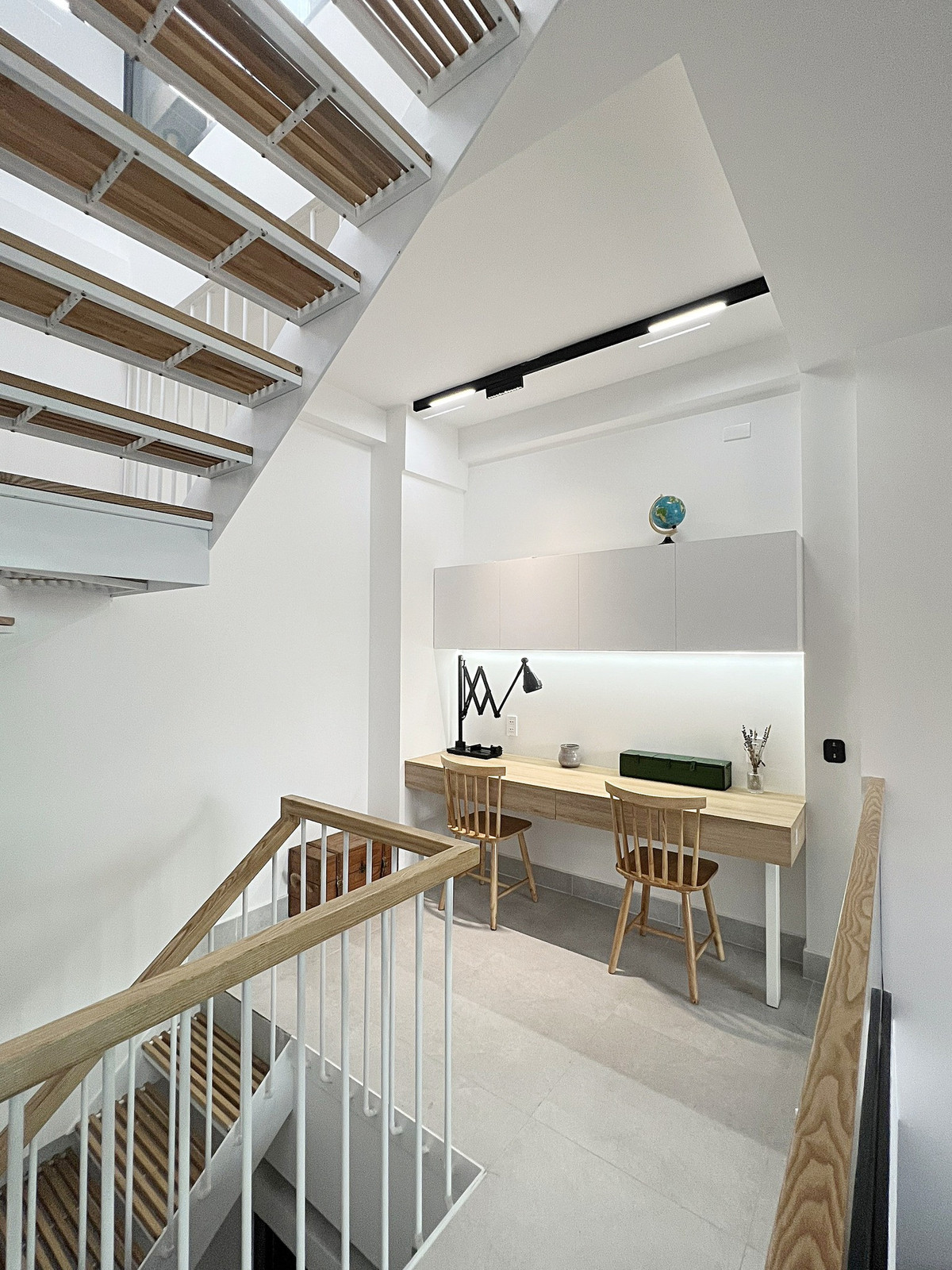 Góc làm việc, học tập của hai bố con.