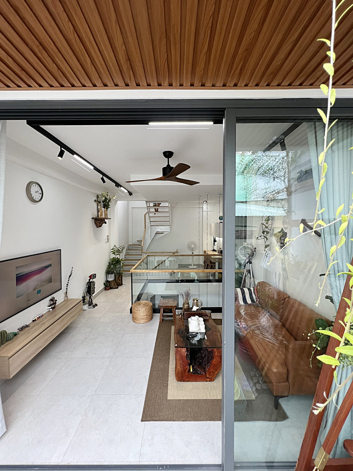 Tầng lửng làm phòng khách, bàn làm việc.