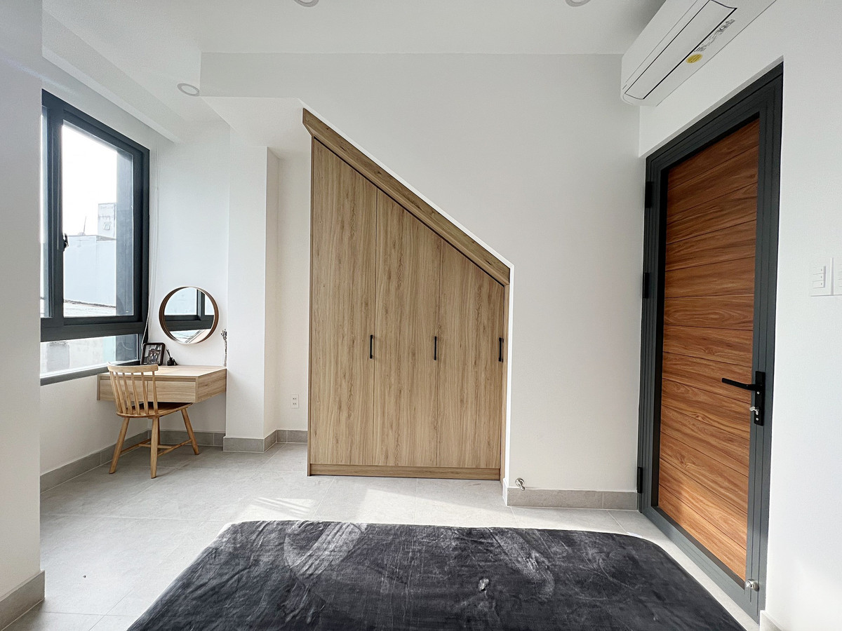 Tầng 1 là 2 phòng ngủ (1 phòng vừa, 1 phòng nhỏ). Tầng 2 là phòng phủ lớn. Nhà có 3 phòng vệ sinh.