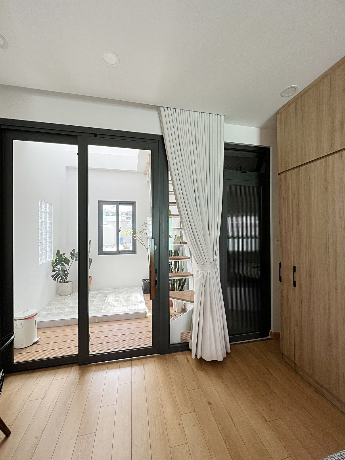 Phòng ngủ bé trai tầng 1 và phòng ngủ master tầng 2. Phòng bé trai dùng hệ giường tầng. Phía dưới là tủ quần áo và bàn học. Cách bố trí như vậy giúp bé có khoang tủ lớn cất quần áo và đồ chơi. Những đồ nội thất này do anh tự vẽ và làm.