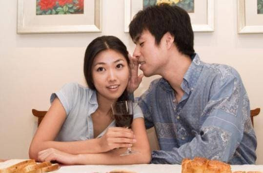 Moi chong sap cuoi va ban than di an, ban hoi mot cau, toi hoi han