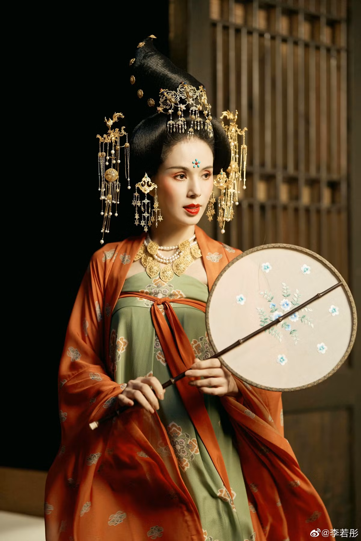 Lý Nhược Đồng bước chân vào giới giải trí từ năm 1990. Cô ghi dấu ấn với loạt vai diễn trong Thiên long bát bộ, Võ Đang, Đại Tống truyền kỳ, Dương Môn nữ tướng... Năm 1995, Lý Nhược Đồng đóng Tiểu Long Nữ trong Thần điêu đại hiệp, trở thành vai diễn để đời trong sự nghiệp của cô. Đến nay, dù đã trải qua hơn 20 năm, phiên bản này vẫn được coi là "Tiểu Long Nữ đẹp nhất màn ảnh".