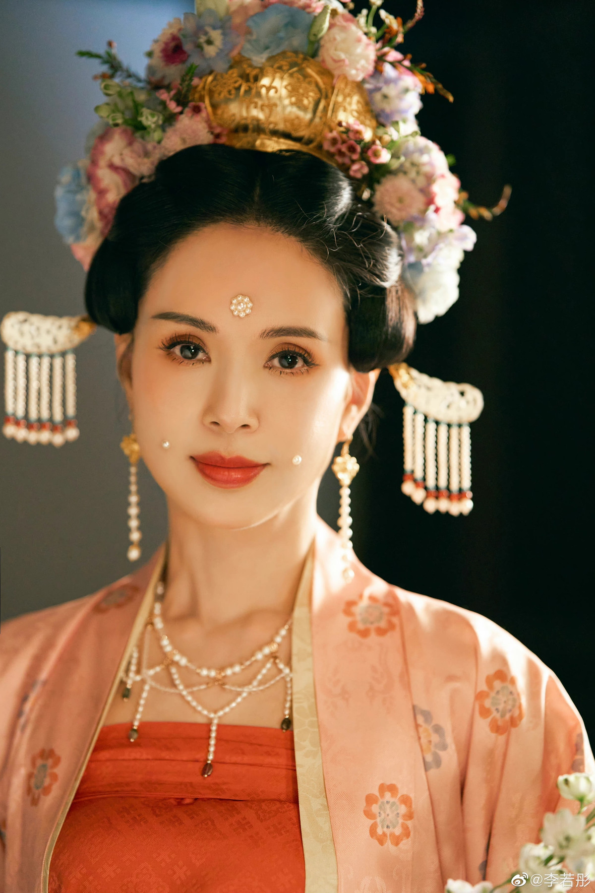 Hiện tại, Lý Nhược Đồng hoạt động sôi nổi trên các mạng xã hội như Weibo, Douyin, ‎Xiaohongshu... Tại đây, nữ diễn viên chia sẻ các video về cuộc sống thường ngày, sở thích chụp ảnh hóa thân thành các mỹ nhân cổ trang. Ngoài ra, cô còn livestream bán hàng để kiếm thêm thu nhập.