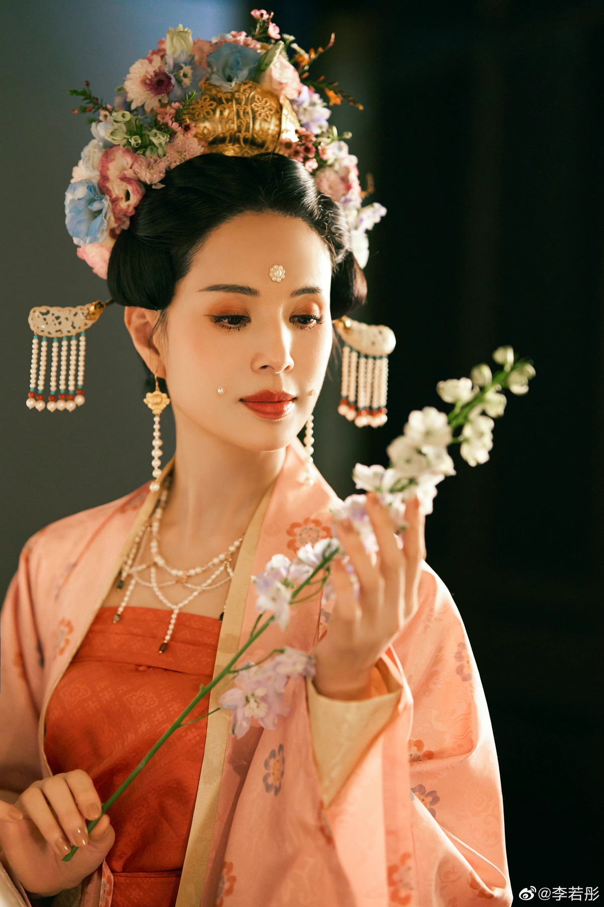 Hồi tháng 10, Lý Nhược Đồng tham gia một dự án tìm hiểu văn hóa Trung Quốc thông qua cổ phục. Nữ diễn viên mặc trang phục đời Đường, Tống, Minh, Hán và tạo hình nào cũng gây ấn tượng mạnh. Trên mạng xã hội, không ít khán giả khen ngợi Lý Nhược Đồng là mỹ nhân cổ trang hiếm có, khí chất thoát tục, dung mạo nổi bật vượt thời gian. Nhờ chịu khó thay đổi hình ảnh, Lý Nhược Đồng vẫn được công chúng quan tâm dù không có nhiều tác phẩm mới.