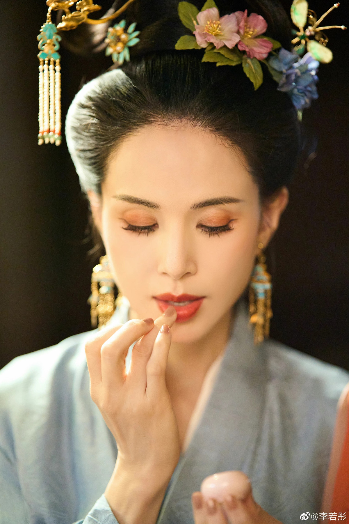 Hè 2022, Lý Nhược Đồng gây ấn tượng mạnh khi vào vai Bách Lý hoàng hậu, mẹ Phong Lan Tức (Dương Dương đóng) trong dự án cổ trang Thả thí thiên hạ. Bà là người mưu mô, xảo trá, luôn muốn triệt hạ những kẻ cản trở con trai lên ngôi. Khi Lý Nhược Đồng khoác lên bộ trang phục vương phi, khí chất vương giả, quyền lực của nhân vật được thể hiện rõ nét.