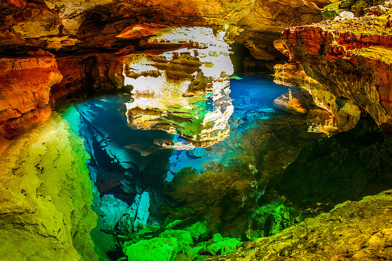 Độc đáo hồ nước tàng hình khiến du khách ngỡ "bơi trong không khí" Doc dao ho nuoc tang hinh khien du khach ngo