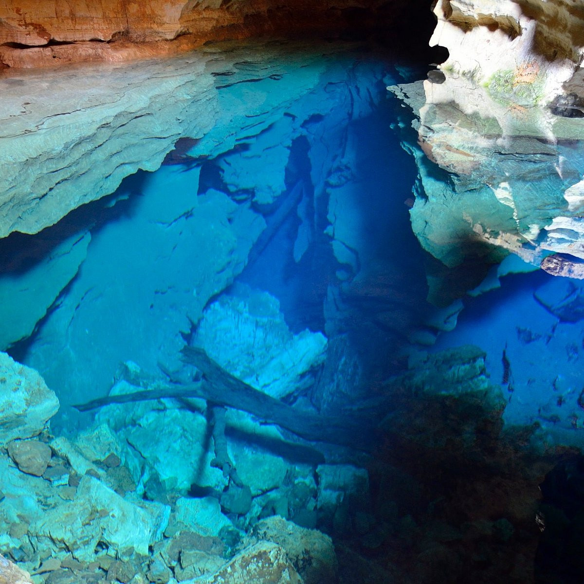 Doc dao ho nuoc tang hinh khien du khach ngo 