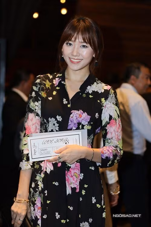 Nhìn bức hình này, netizen lại thêm tin rằng: Hari Won ngày càng trẻ hoá, cả về diện mạo lẫn phong cách ăn mặc. Và có lẽ, cô nên cho chiếc đầm đen đứng tuổi này "ngủ quên" mãi mãi...