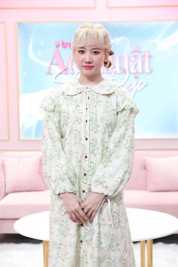 gười đẹp thường xuyên xuất hiện với gương mặt được trang điểm trắng bật tông và trang phục chi tiết bèo nhún, hoa nhí sến súa đến mức lỗi thời. Trang phục rộng rãi cũng không làm tôn lên được đường cong body đã được bà xã Trấn Thành dày công tập luyện ngày đêm.