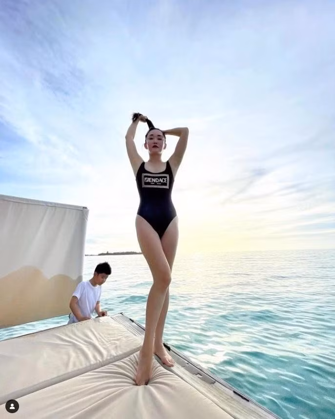 Diễn viên Thần điêu đại hiệp du lịch cùng gia đình. Cô nhận được lời khen ngợi vì vóc dáng thon gọn khiến nhiều người ngưỡng mộ.