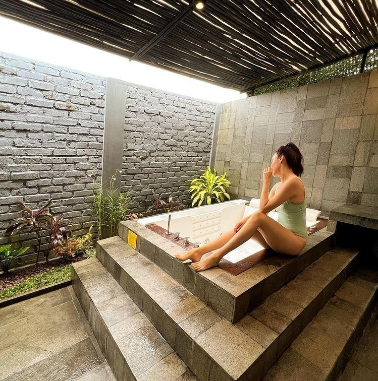 Người đẹp Singapore thường xuyên đăng tải hình ảnh hạnh phúc bên chồng con. Không ít lần cô chia sẻ ảnh áo tắm, khoe cơ thể săn chắc.