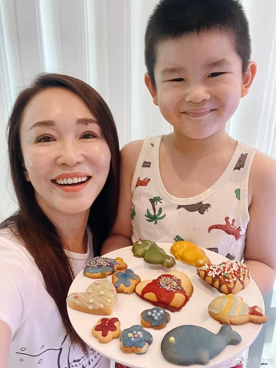 Cặp sao có con trai Zed năm nay 8 tuổi. Trên trang cá nhân, Phạm Văn Phương từng viết Zed giúp mẹ dũng cảm và mạnh mẽ. Cô biết tận hưởng cuộc sống, giảm công việc từ khi có con.