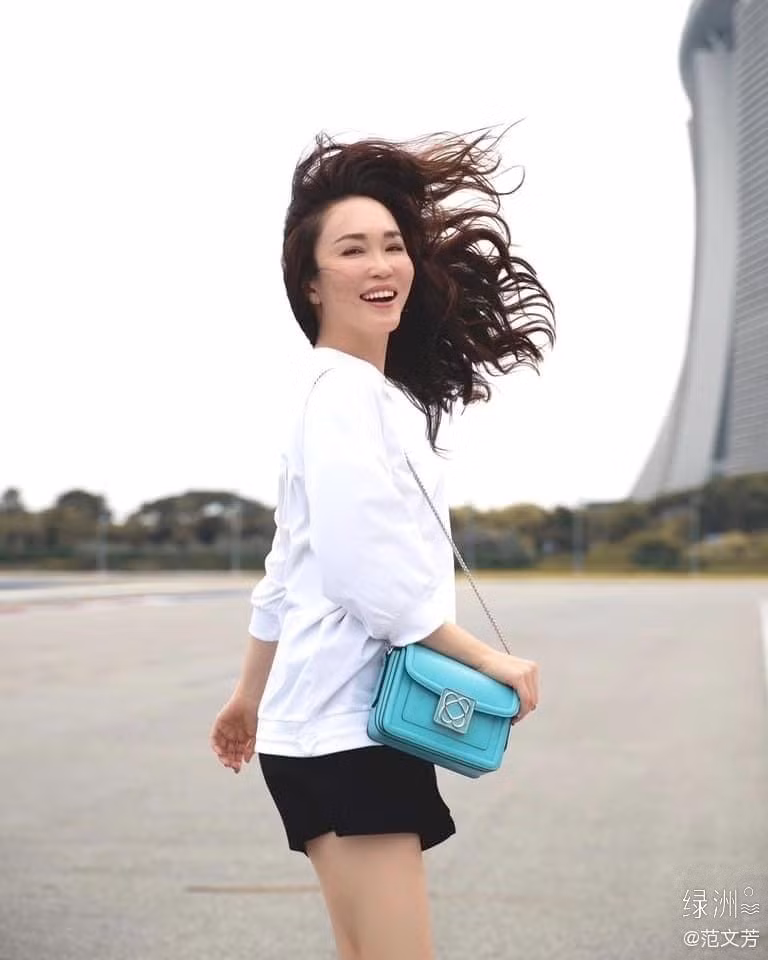 Mỗi lần xuất hiện, sao nữ biến hóa với phong cách đa dạng, lịch thiệp, trẻ trung.